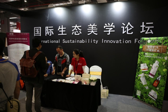 與此同時，法蘭琳卡營銷事業(yè)中心總經(jīng)理程英奇表示，目前國內(nèi)渠道的化妝品牌必須創(chuàng)新。傳統(tǒng)的功效性護膚品和基礎(chǔ)護膚品過于同質(zhì)化，現(xiàn)在人們越來越注重健康純凈、溫和的護膚產(chǎn)品，更多的消費者更是將眼光投到了自然護膚上，而國內(nèi)自然護膚的品牌發(fā)展相對較慢，使得消費者更傾向于國外品牌。所以企業(yè)想有一個好的發(fā)展，必須從傳統(tǒng)里跳出來。